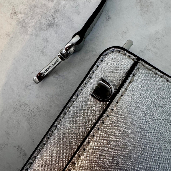 Women's Michael Kors Jet Set Silver Saffiano Leather Crossbody Clutch Purse - Picture 5 of 14